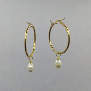 Candongas doradas con perlas